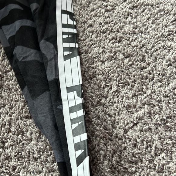 PINK camo leggings! - Picture 2 of 3